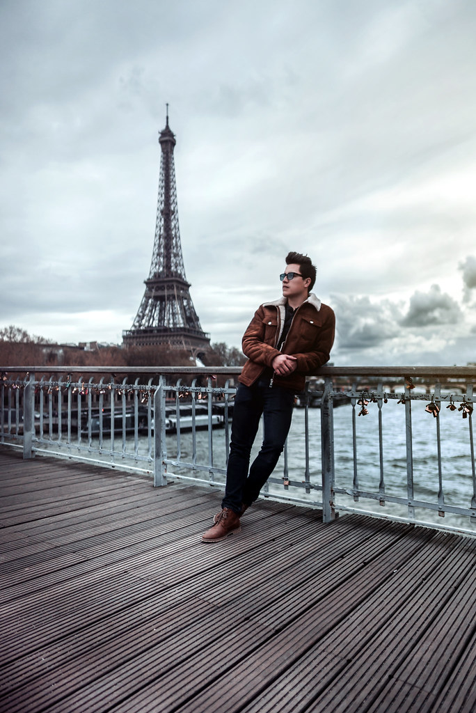Kristofh Pozo en París, con la Torre Eiffel al fondo